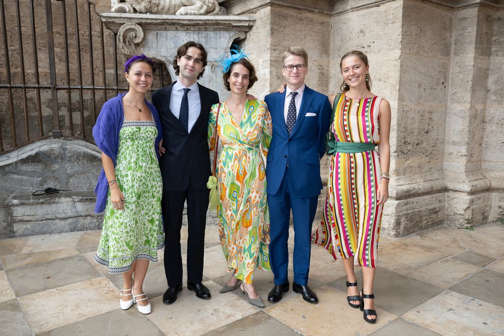 Los duques de Chartres con tres de sus hijos, los príncipes Phillipe, Louise y Helene (a la derecha) durante una boda en Valencia