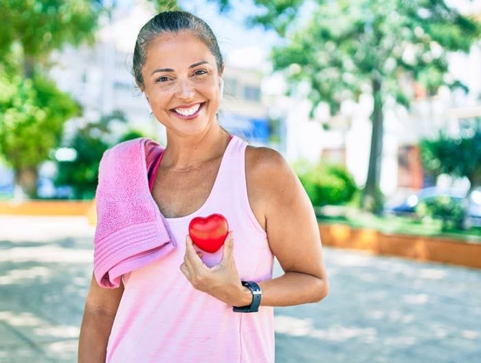 mujer salud cardiovascular en verano