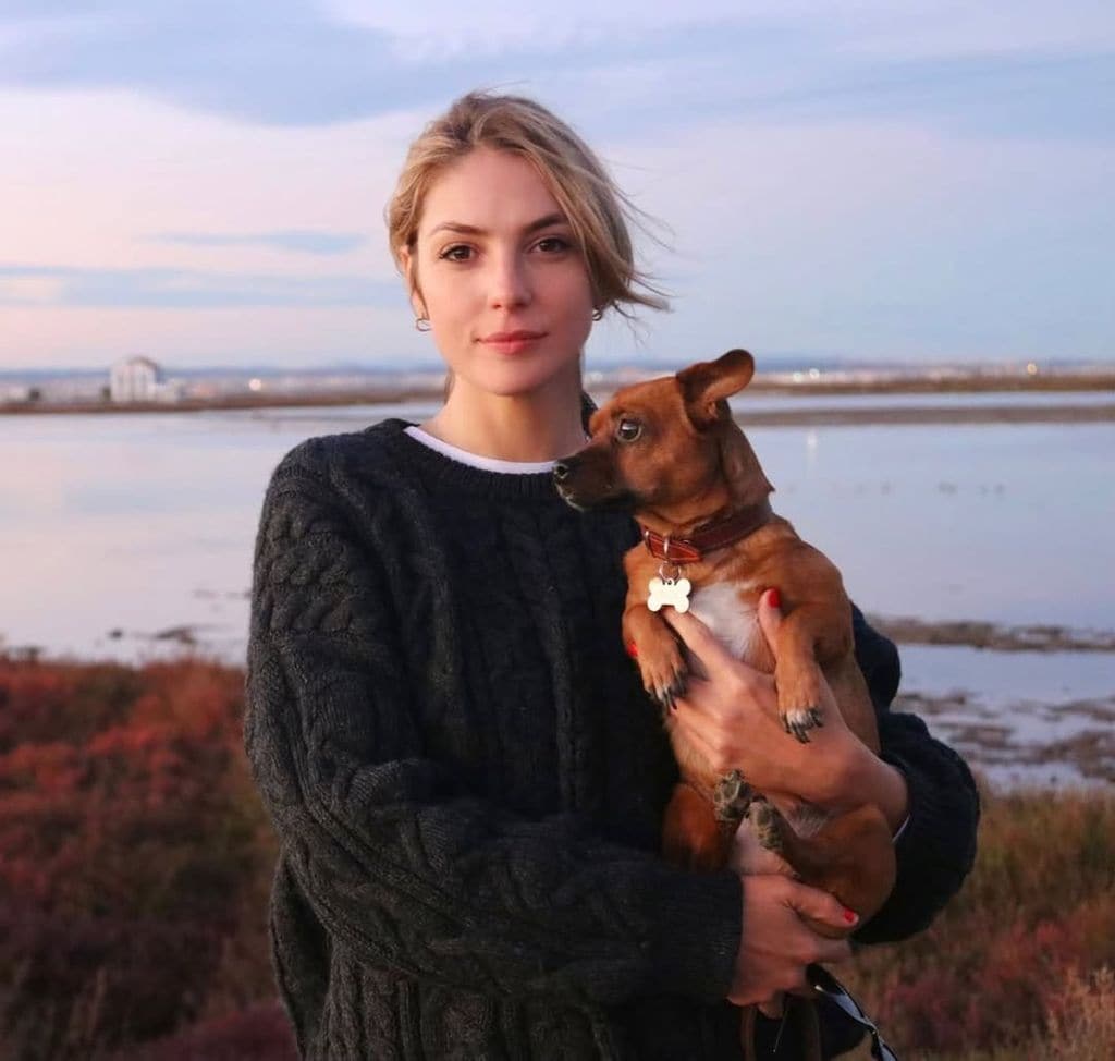 Paloma Bloyd es una gran amante de los perros, tiene una mascota llamada Rita