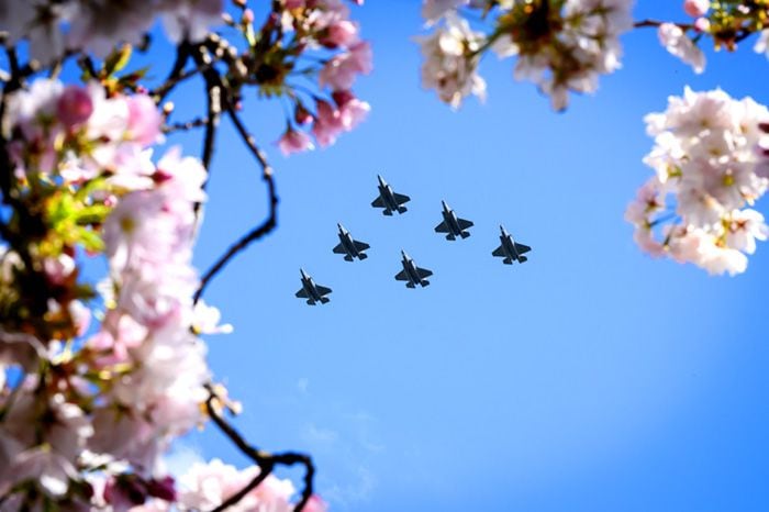 Ensayos de la aviación de cara al desfile de la coronación