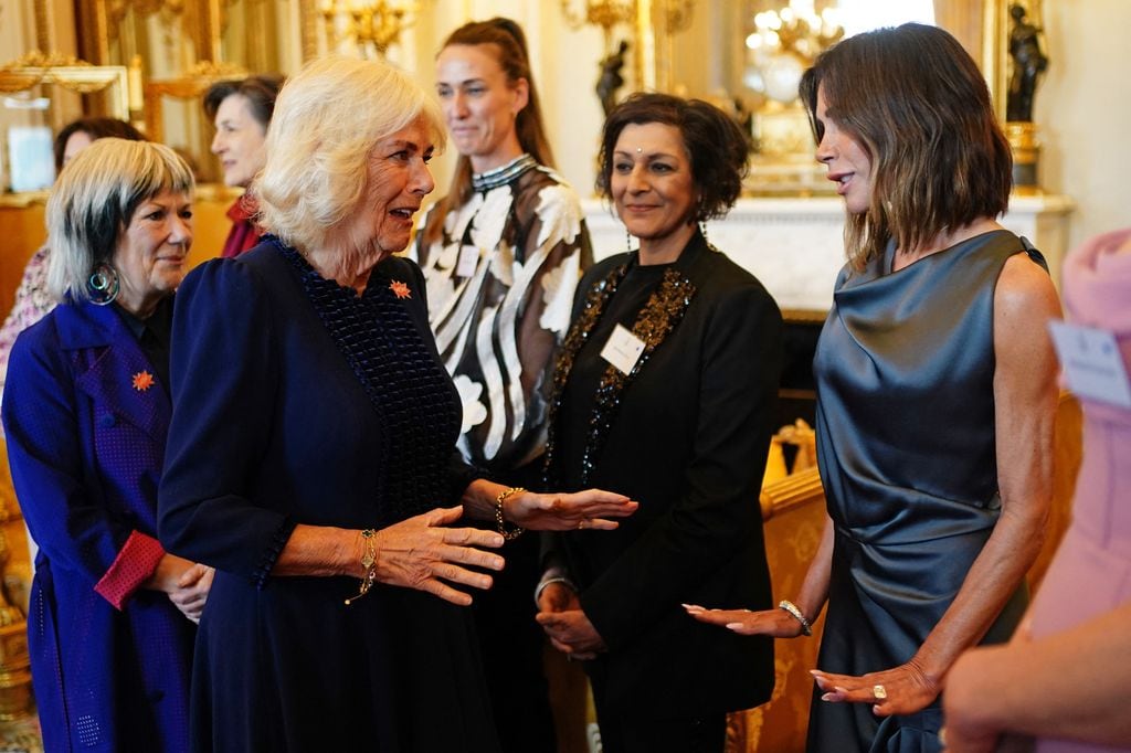 Victoria Beckham con la reina Camilla en un acto de Women of the World (WOW) 