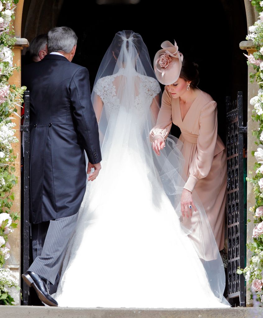 Boda de Pippa Middleton y James Matthews con Kate Middleton ponoiendola la cola del vestido