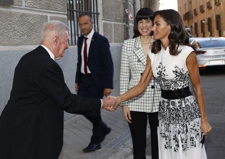 La reina Letizia rescata inesperadamente un Varela de inspiración oriental 