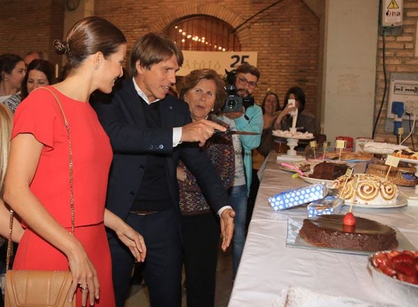 No está viviendo su mejor momento, pero Manuel Díaz ‘El Cordobés’ sigue repartiendo sonrisas a su paso, como ayer, durante la inauguración de un mercadillo solidario en Córdoba
