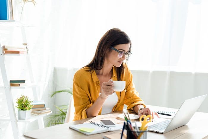 mujer teletrabajando