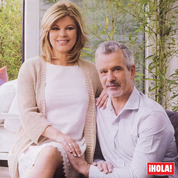 Terelu Campos y José Valenciano posan juntos por primera vez en su casa, en las páginas de la revista ¡HOLA!
