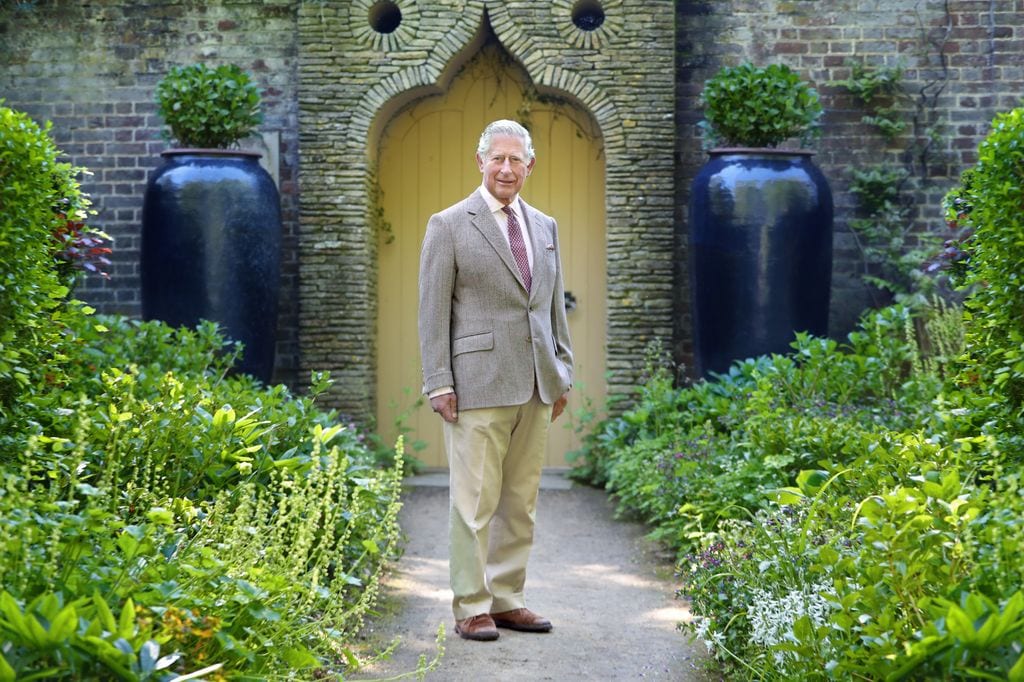 Carlos III posa a las puertas de Highgrove House, su residencia campestre favorita