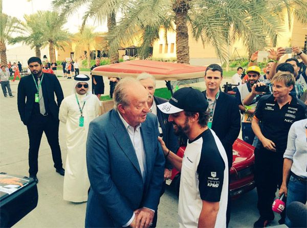 Fernando Alonso conversa con don Juan Carlos antes del GP y el monarca le desea toda la suerte del mundo
