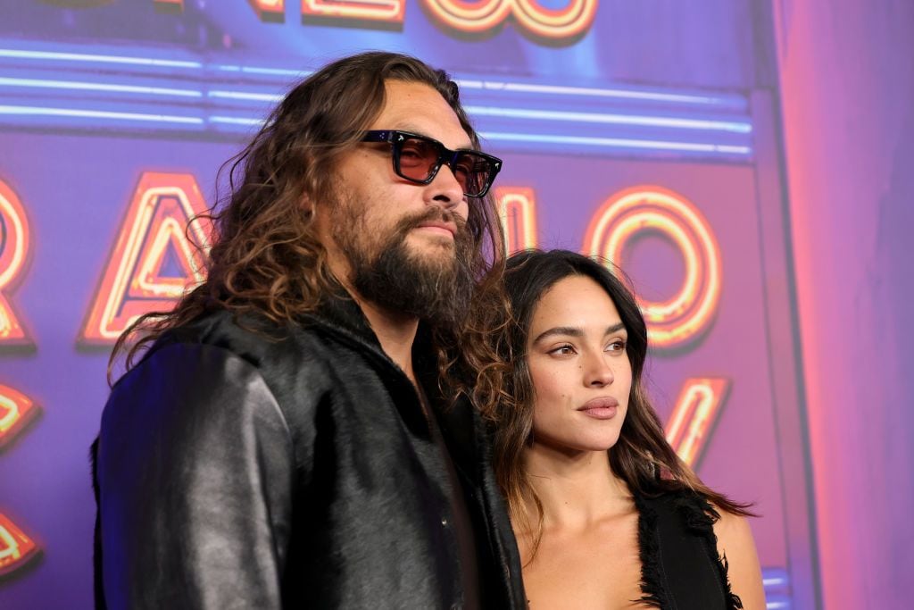 Jason Momoa y su novia, Adria Arjona, han oficializado su relación con una deslumbrante aparición en la alfombra roja.  