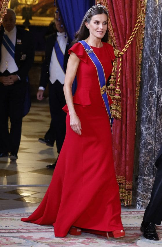 La Reina se viste de rojo y vuelve a llevar tiara en una esperada cena de gala