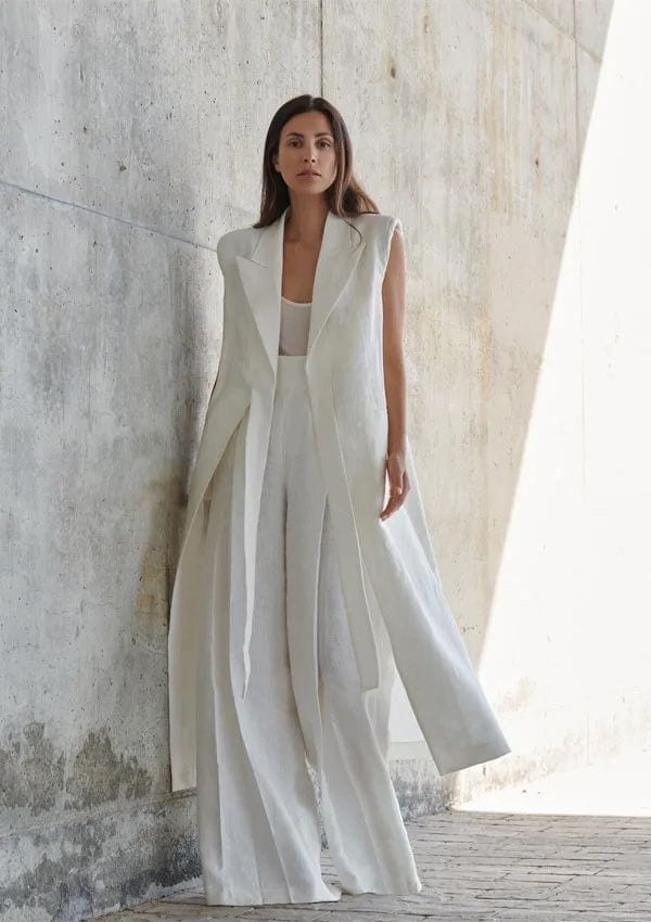 Sassa de Osma estrena el nuevo traje de lino de Massimo Dutti Studio