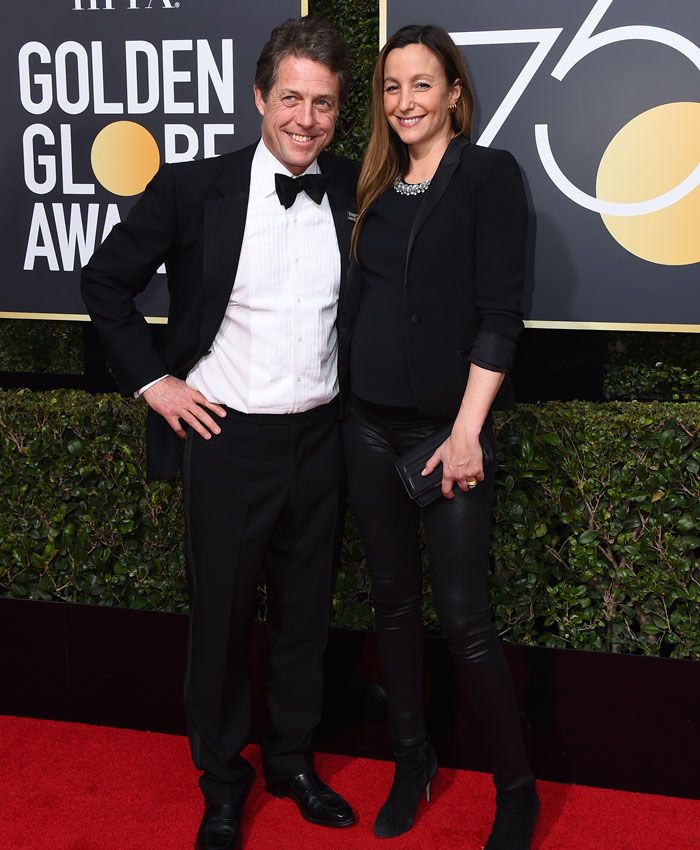 Hugh Grant y su pareja en los Globos de Oro 2018