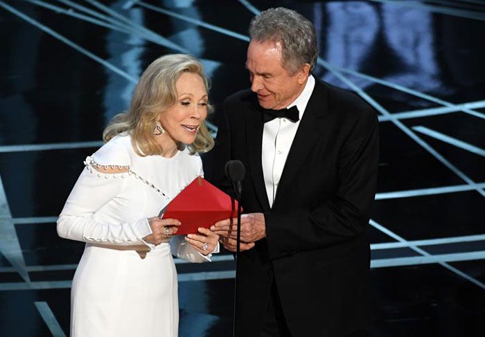 Faye Dunaway y Warren Beatty no leyeron mal el ganador del premio a la mejor película, sino que les dieron el sobre equivocado. Era una copia del de mejor actriz, para Emma Stone, ganadora por La La Land. Warren Beatty vio que algo no iba bien, pero se quedó confundido y sin saber qué hacer, pero Faye Dunaway vio que ponía ‘La La Land’, y lo anunció al mundo entero sin más dilación. Nada de todo esto hubiera pasado si les hubiesen entregado el sobre correcto
