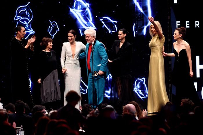 Pedro Almodóvar recoge el Premio Feroz de Honor en homenaje a su trayectoria