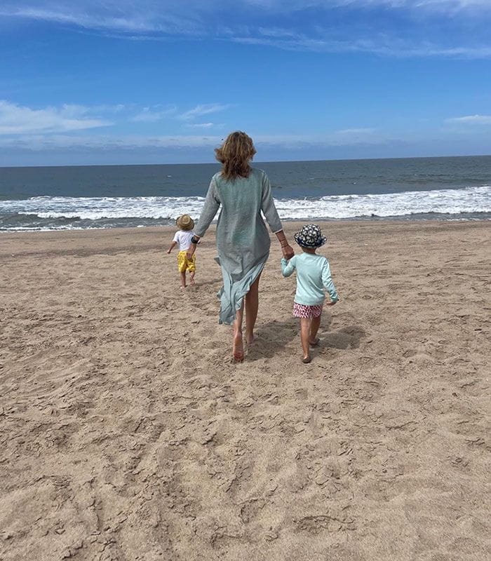 Alejandra Gere y sus dos hijos en la playa 