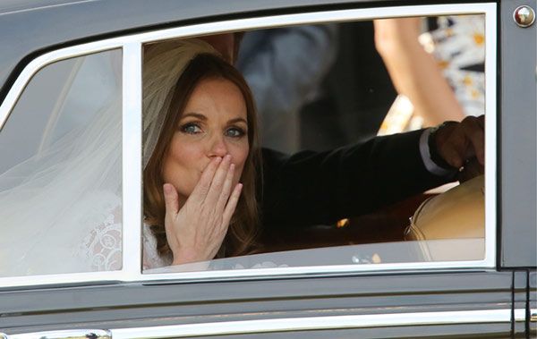 Geri despidiéndose con un beso desde el coche
