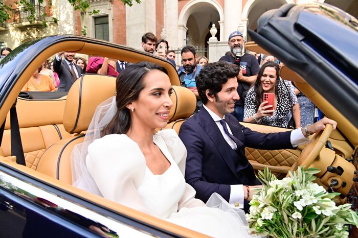 Carolina Trillo y su marido en el coche nupcial