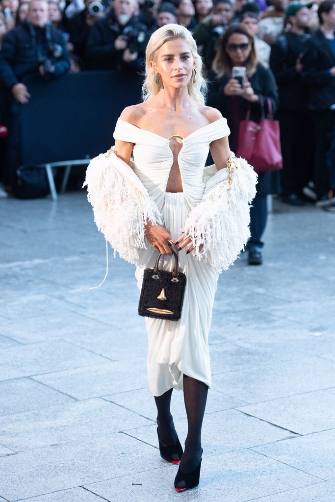 Caroline Daur en el desfile de Schiaparelli en Paris Fashion Week