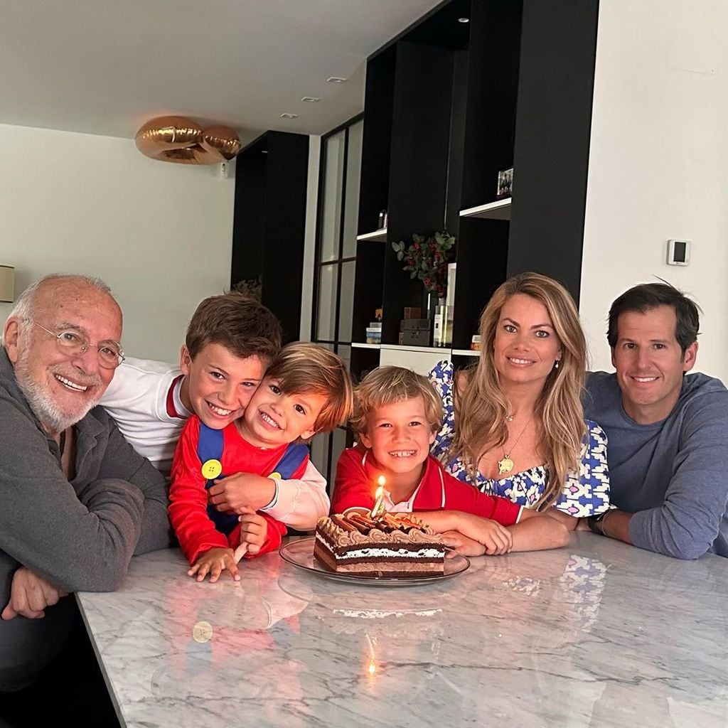 Carlos Goyanes junto a su hija Carla, su marido y sus tres nietos