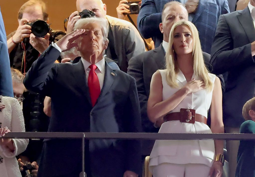 Donald Trump saluda mientras Ivanka Trump coloca su mano sobre el corazón durante el himno nacional en el Super Bowl LIX en Nueva Orleans.