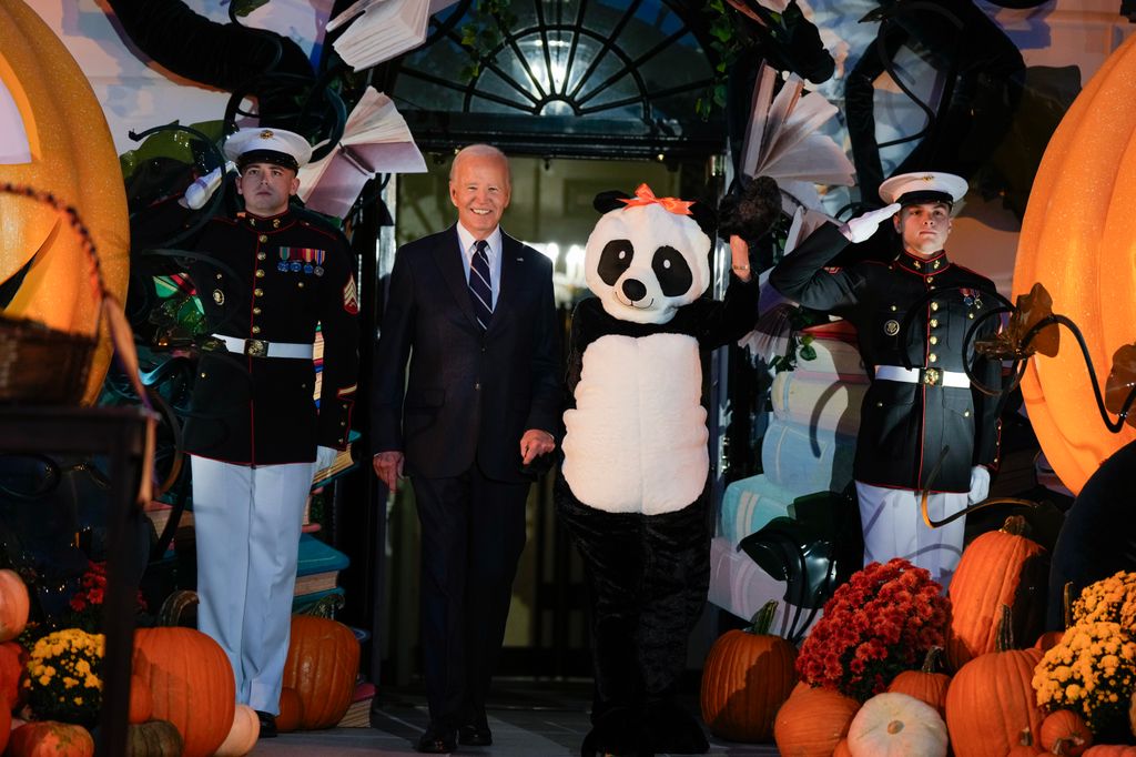 El presidente Joe Biden y la primera dama, quien se disfrazó de un oso panda