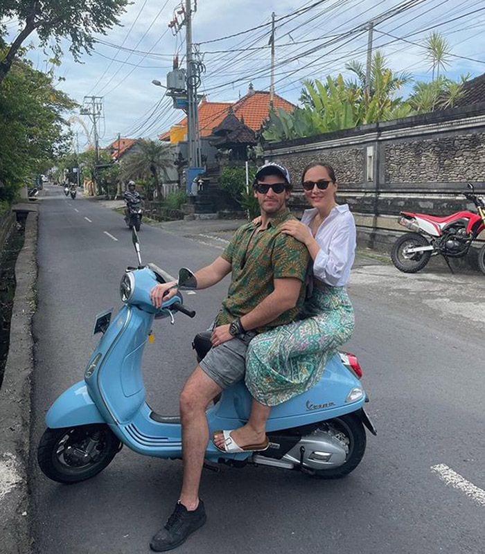 Tamara Falcó e Iñigo Onieva montando en moto 