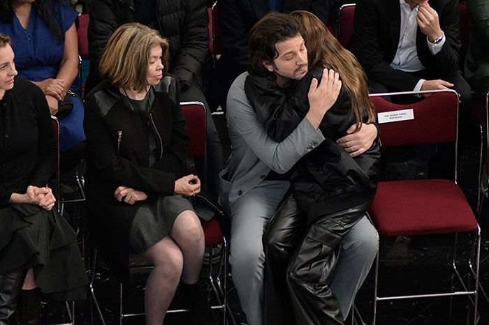 Abrazo hija a Diego Luna