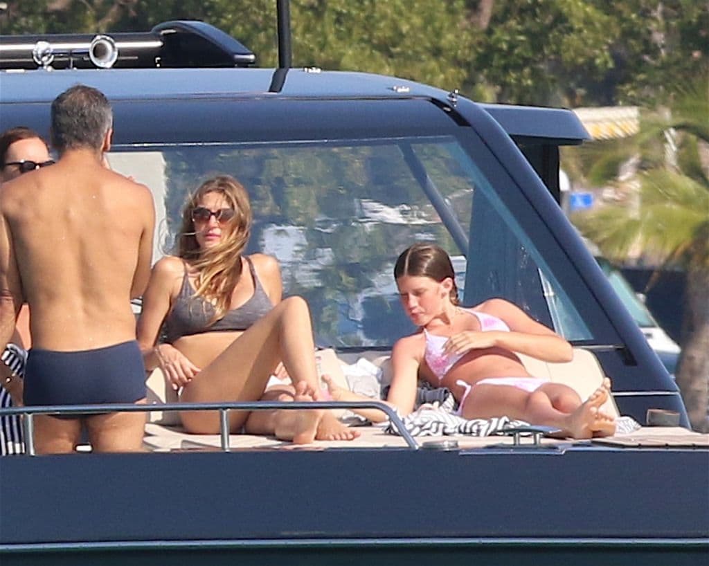 Gisele was also accompanied by her daughter Vivian, 12, who is the youngest of her children with Tom Brady.gisele Bündchen and Joaquim Valente are affectionate in a boat ride in Miami