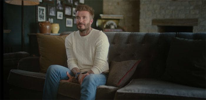 David Beckham en uno de los salones de su casa en la campiña inglesa