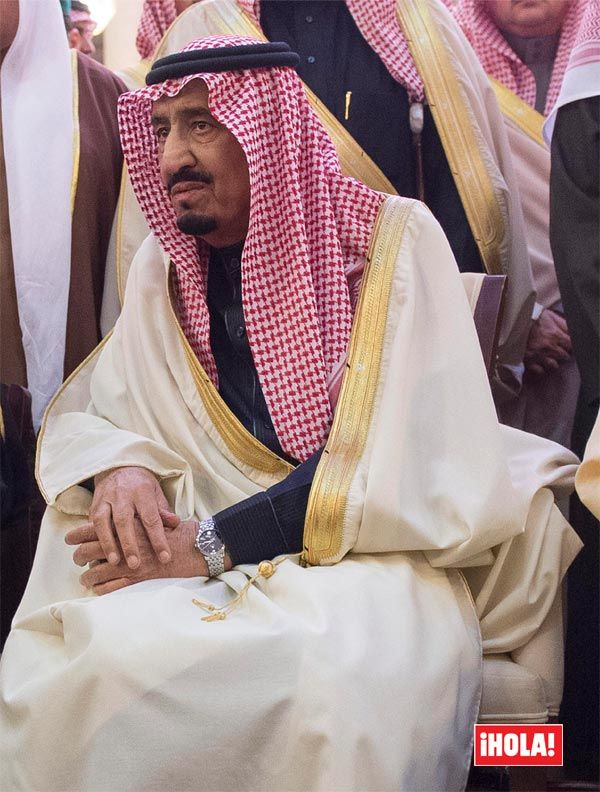 El rey Salman de Arabia Saudí viaja con un enorme séquito y practica un turismo de lujo que es muy deseado en los lugares más exclusivos de Europa
