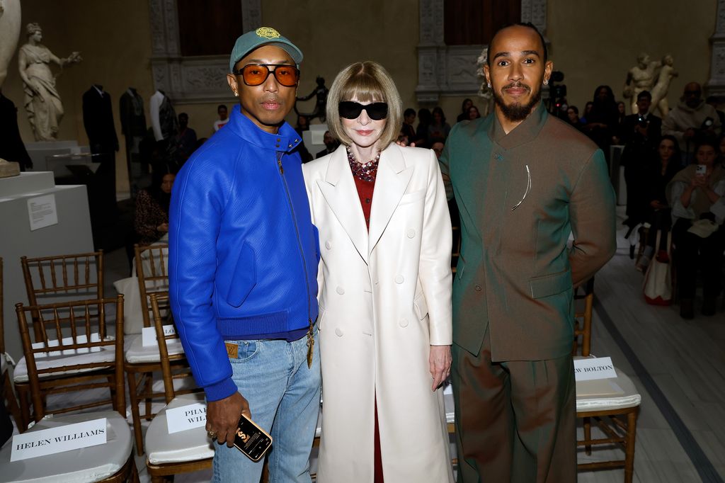 Pharrell Williams, Anna Wintour, and Lewis Hamilton en la rueda de prenda de Met Gala 2025