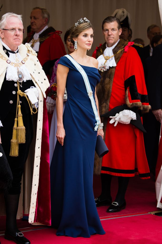 reina letizia vestido azul Londres