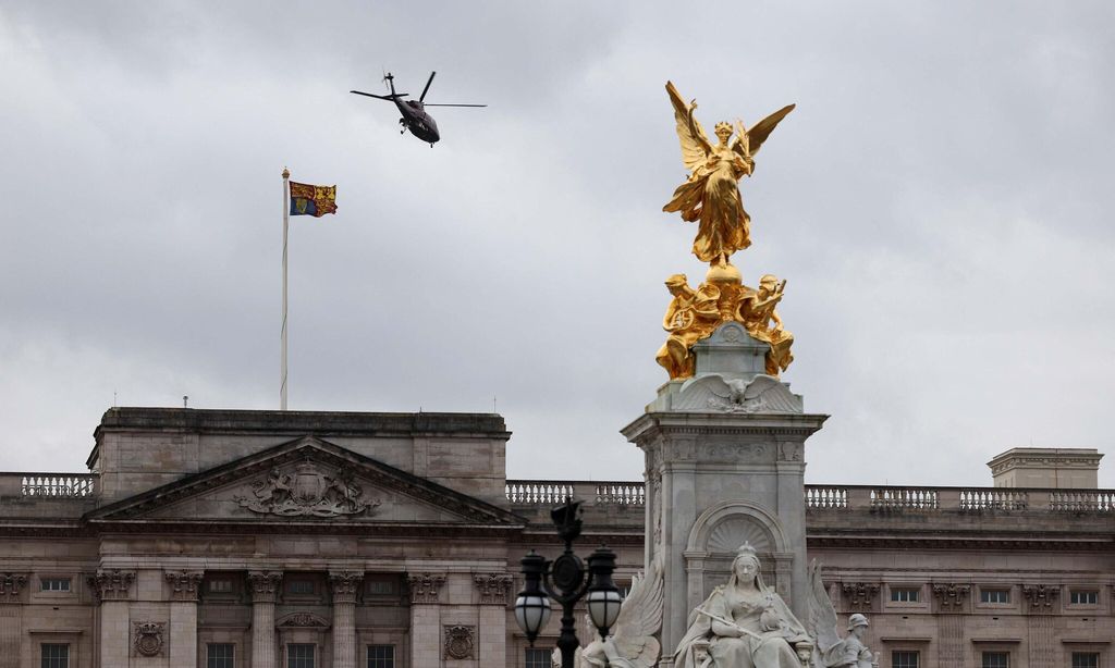 Un helicóptero sobre el Palacio de Buckingham