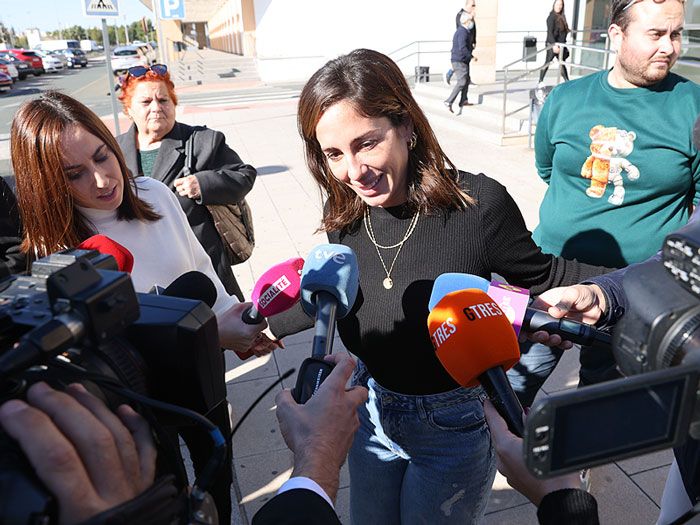 Anabel Pantoja atiende a los medios en el funeral de su padre