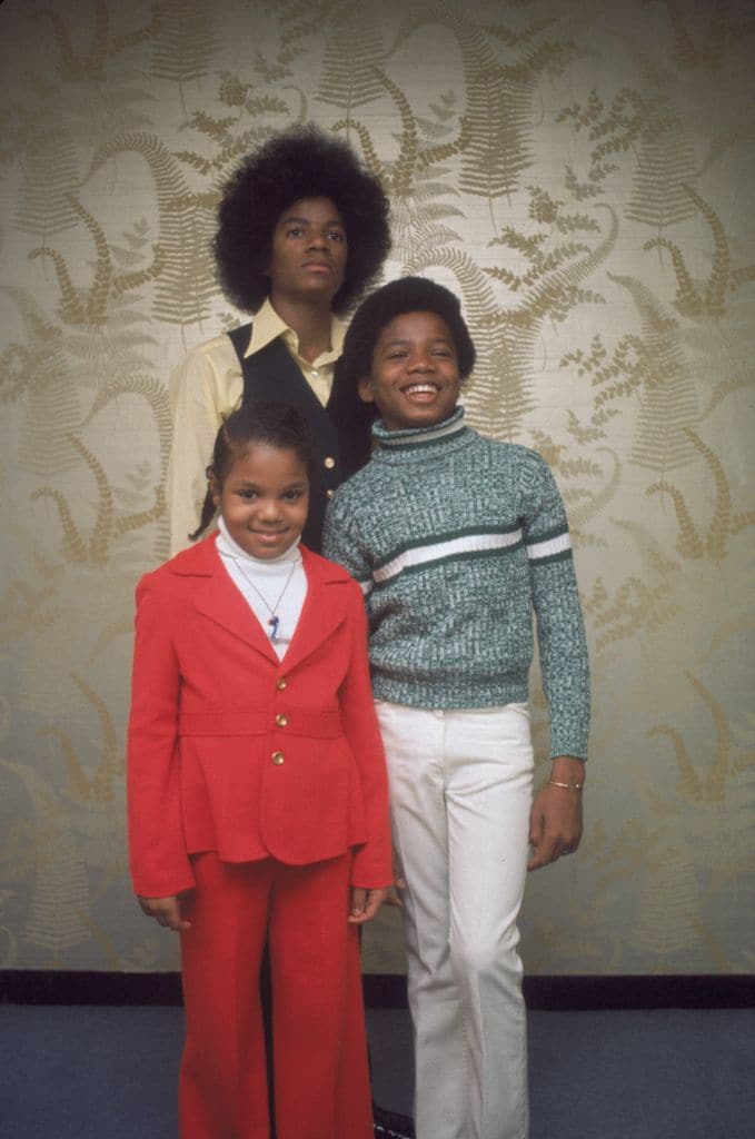 Retrato de los hermanos músicos estadounidenses Michael (atrás), Janet y Randy Jackson en el Hotel Warwick, Nueva York, Nueva York, 1974.