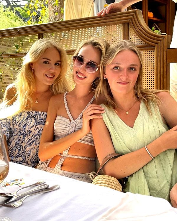 Chiara y Carolina de Borbón dos Sicilias con su prima, Louise de Bélgica