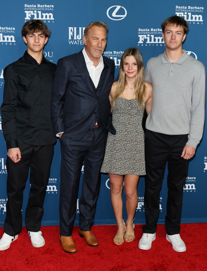 Kevin Costner y sus tres hijos menores