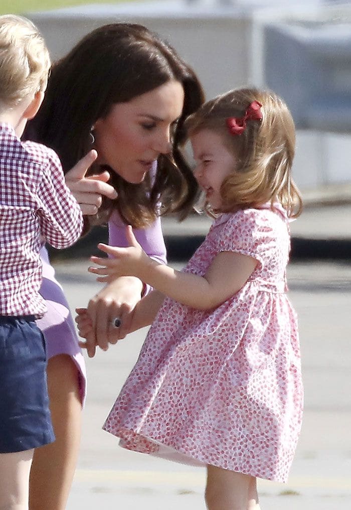 La pequeña caída de Charlotte en el aeropuerto de Hamburgo