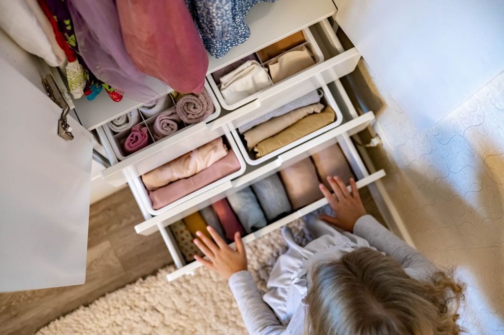 Mujer ordenando un armario con el método de Marie Kondo. 