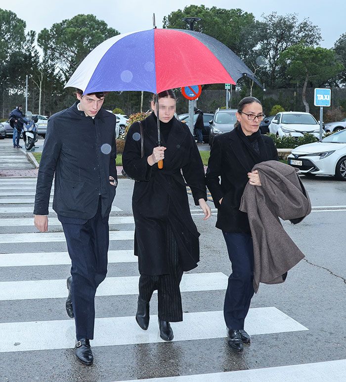 Laura Ponte con sus dos hijos, Luis y Laura