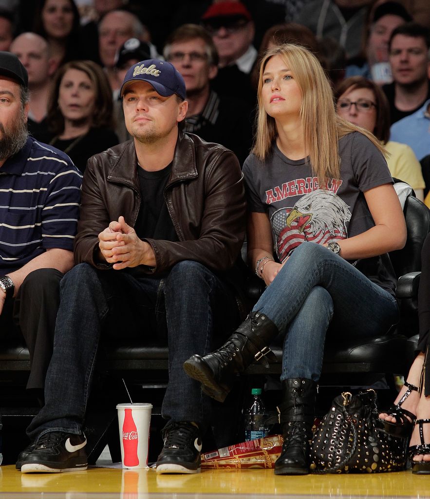 Leonardo DiCaprio y Bar Refaeli en un partido de la NBA