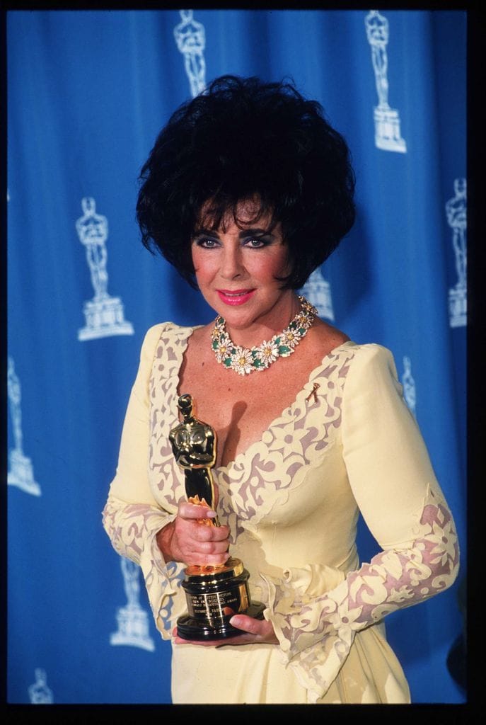 Elizabeth Taylor sosteniendo su Oscar, 1993