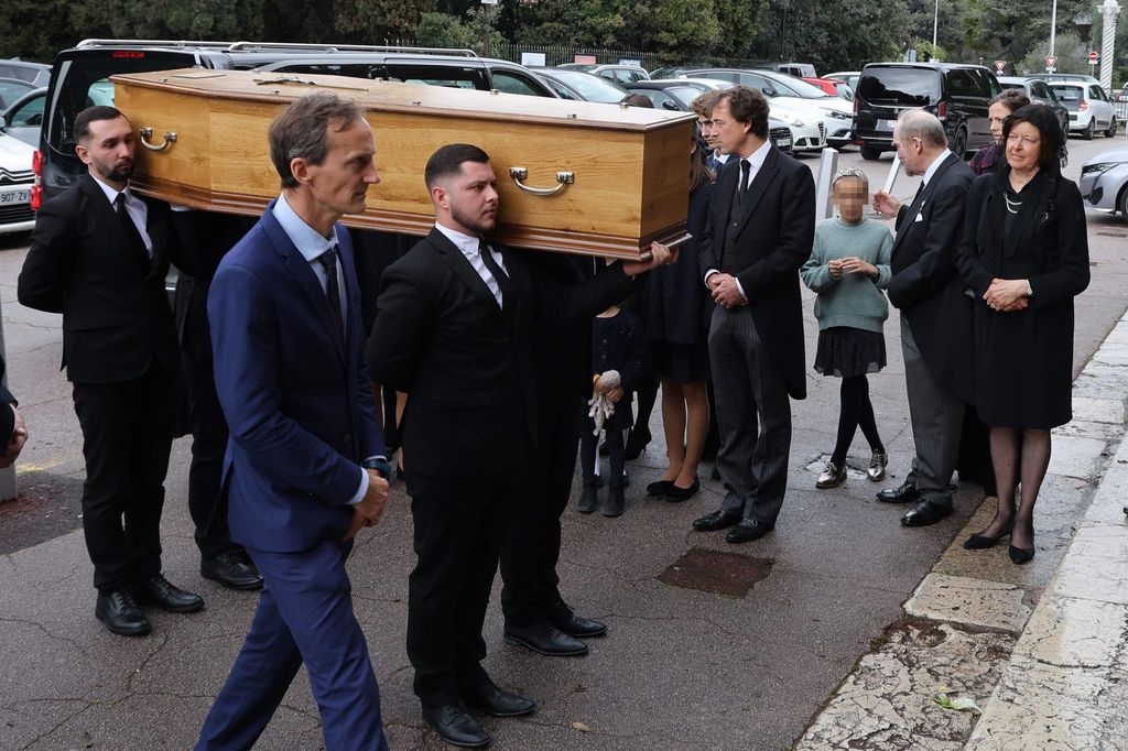 La familia imperial austriaca arropa a los cinco hijos de la archiduquesa  Estelle en su funeral