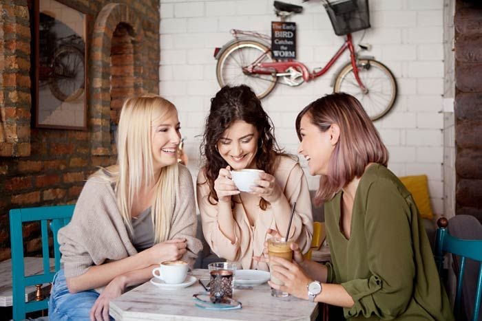 amigas tomando un café