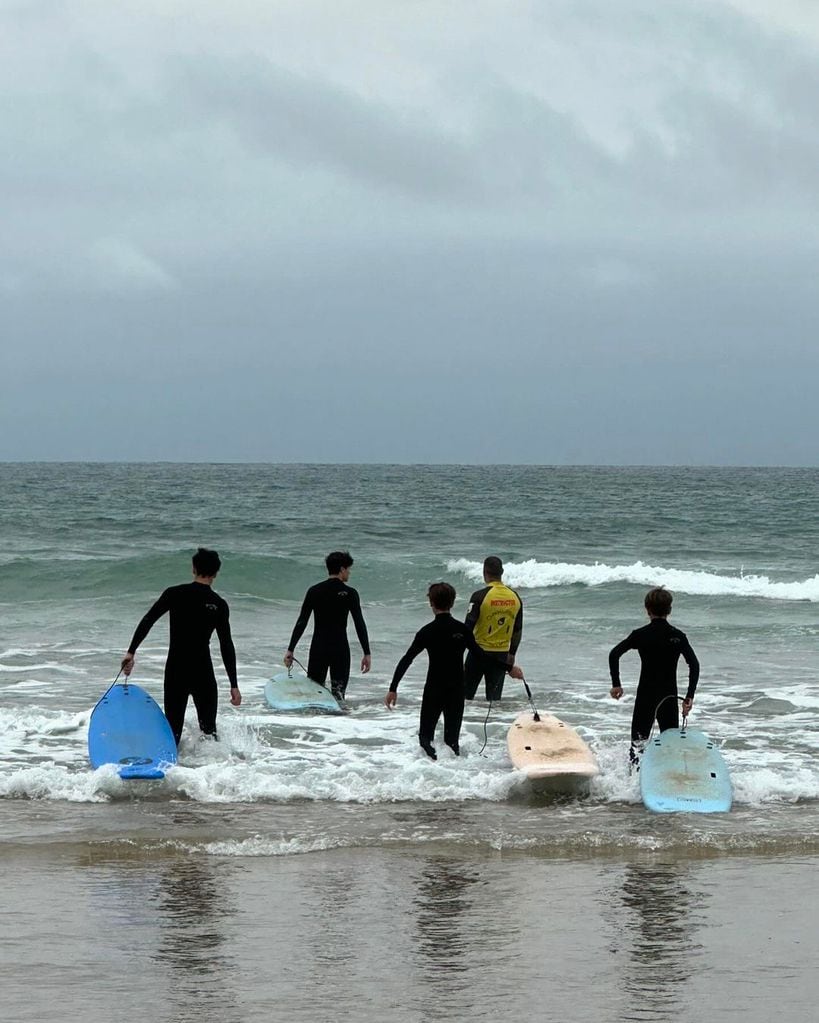 Mauro, Beltrán, Darío y Bruno, los cuatro hijos de Mar Flores y Javier Merino, en el norte de España practicando surf