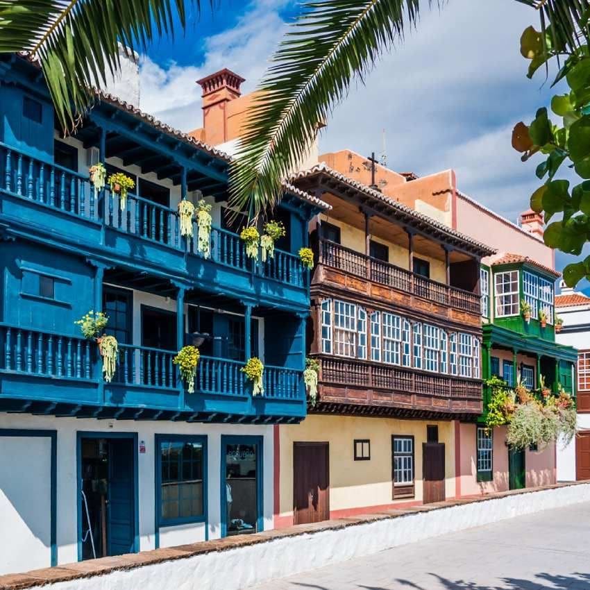 casas coloridas con balcones en santa cruz de la palma