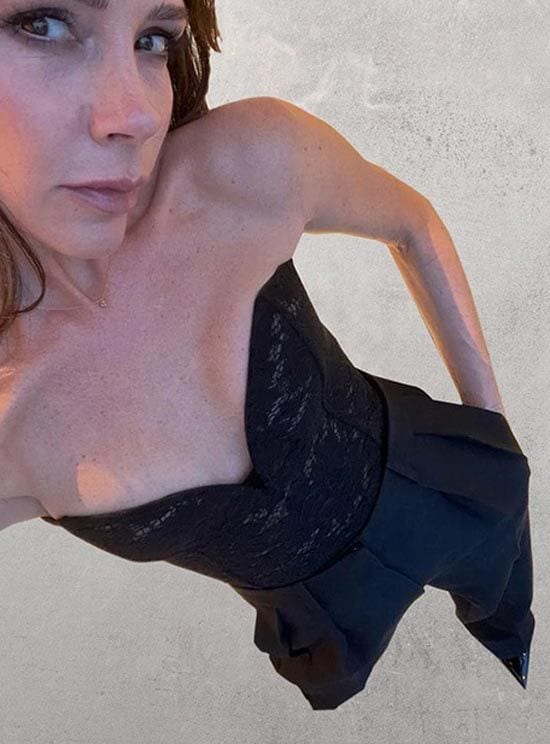 Victoria Beckham con corsé negro