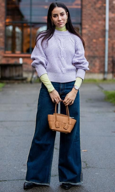 look de street style con wide leg jeans oscuros