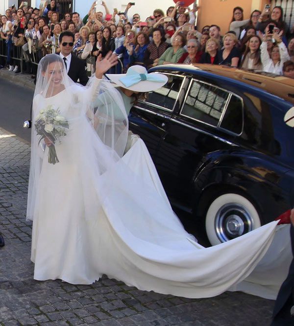 Eva ha elegido para su enlace un precioso y sencillo diseño firmado por Pronovias
