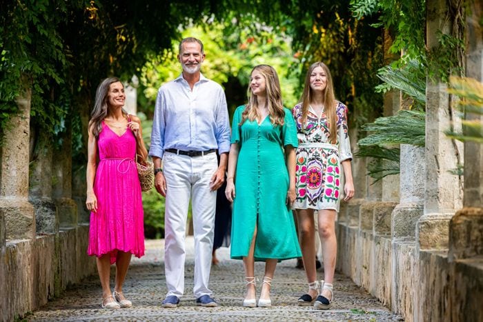 El paseo de los Reyes y sus hijas por los Jardines de Alfàbia